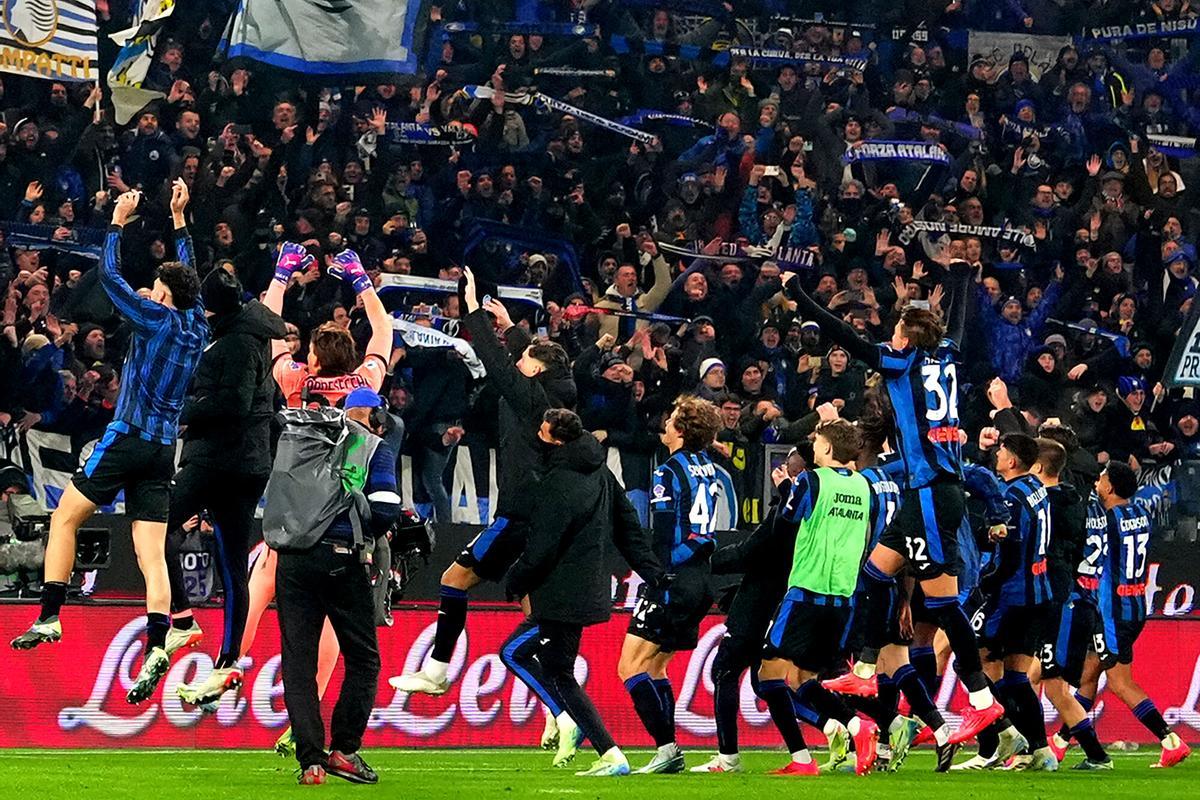 Los jugadores del Atalanta celebran el triunfo ante el Milan con sus aficionados.