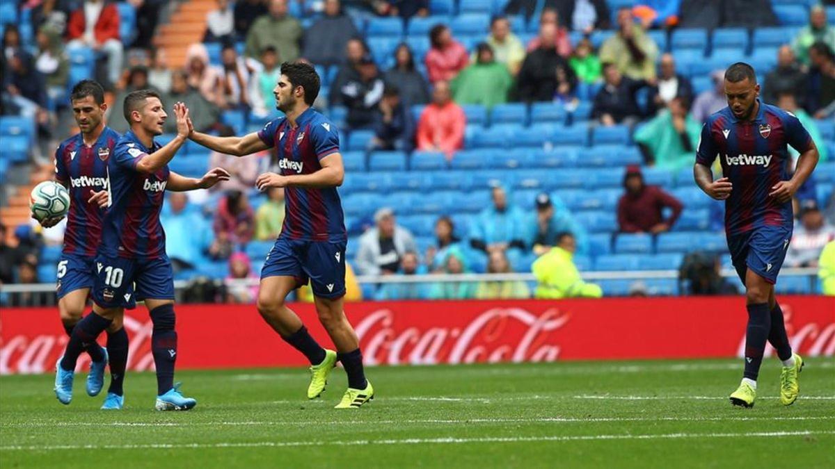 Los jugadores del Levante estuvieron cerca del empate en el Bernabéu