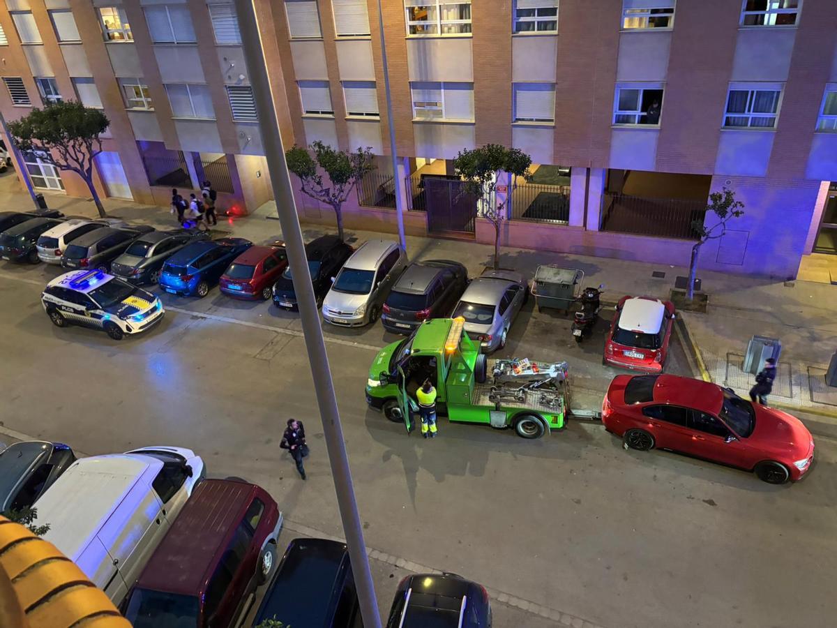 El momento en el que la grúa municipal se lleva el coche del hombre detenido.
