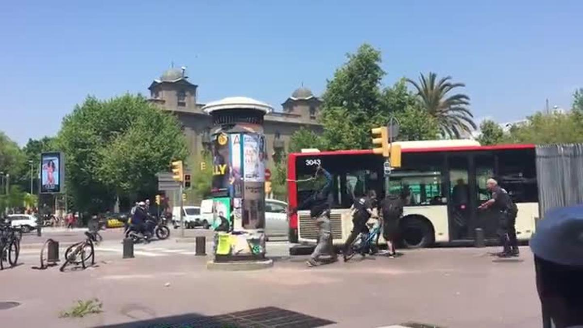 Un vídeo capta la agresión de un mantero a un guardia urbano de Barcelona.