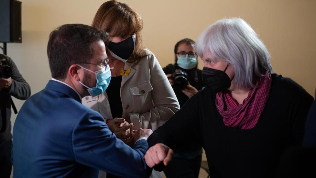 04 03 2021 El vicepresidente en funciones de la Generalitat  Pere Aragones (i) saluda a la candidata de la CUP a la Presidencia de la Generalitat  Dolors Sabater  antes de dar una rueda de prensa sobre las prioridades del futuro Govern  en Barcelona  Catalunya (Espana)  a 4 de marzo de 2021   POLITICA   David Zorrakino - Europa Press