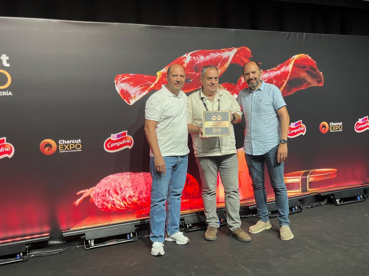 Los hermanos enseñando los premios obtenidos