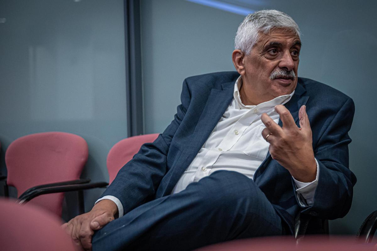 Daoud Kuttab durante la entrevista en el IEMed, en Barcelona