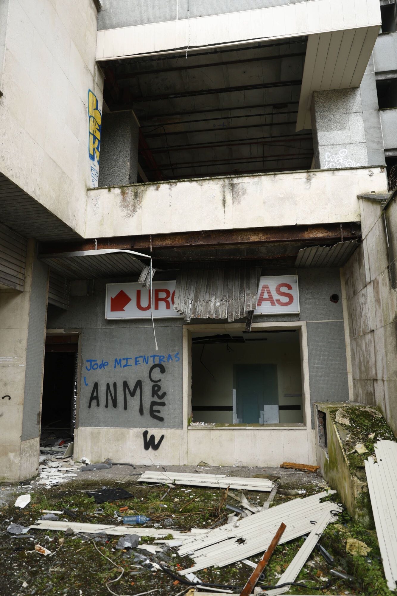 EN IMÁGENES: Viaje al interior del viejo HUCA, desvalijado y vandalizado por su abandono