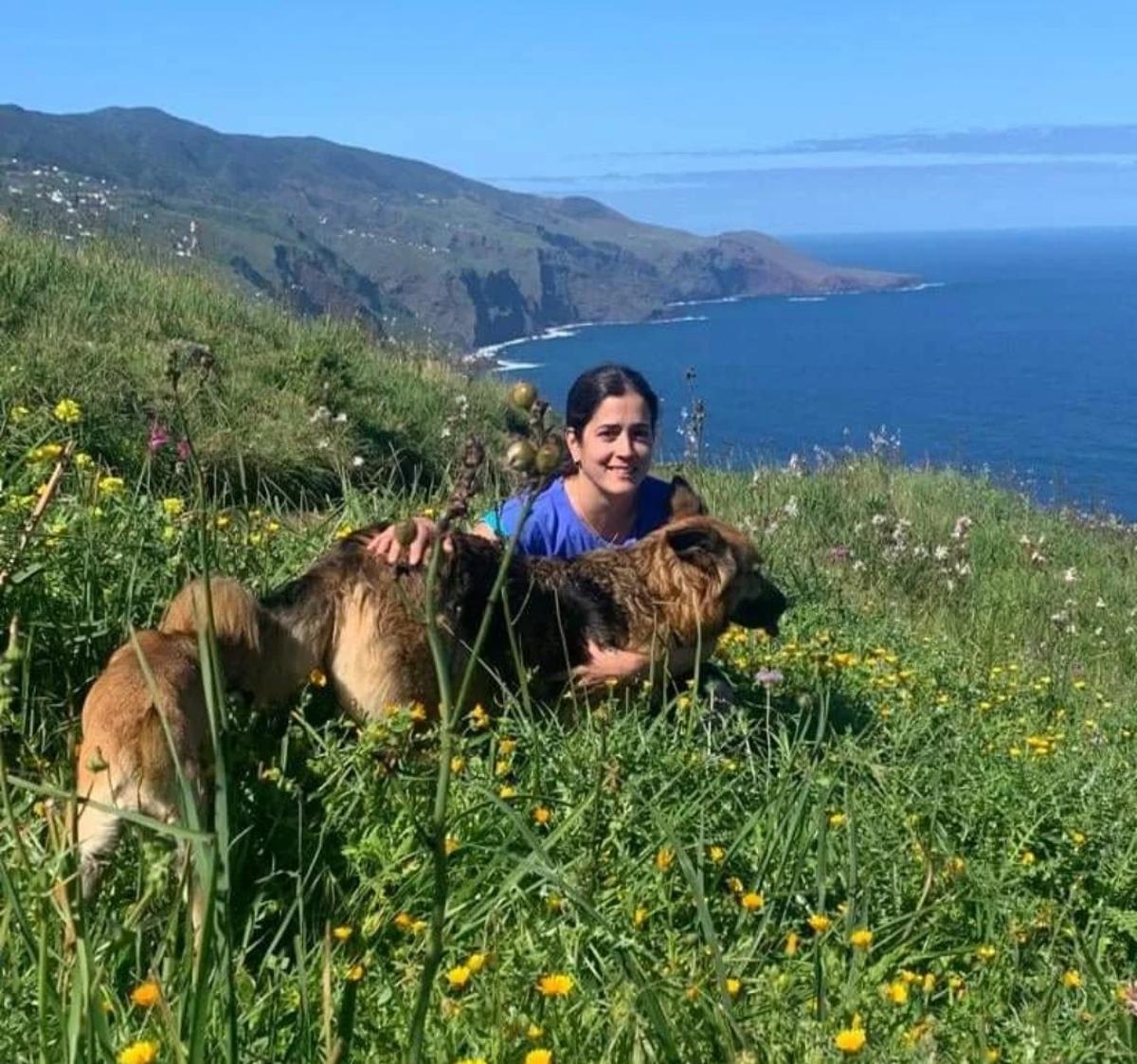 Brenda Rodríguez (Barlovento - La Palma, 1988), con varios ejemplares caprinos de su granja.
