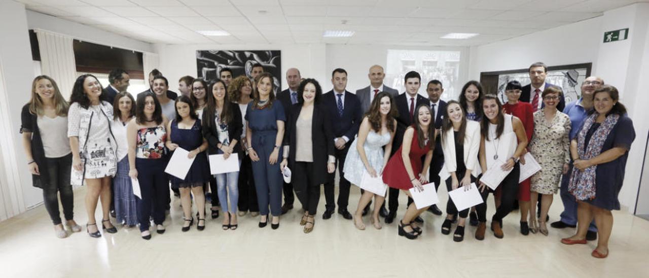 Foto de familia dos alumnos cos seus diplomas