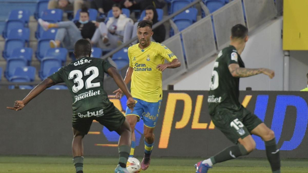 Óscar Clemente conduce el balón ante la oposición de Cissé –32– y Jimmy Giraoudon –15– del Leganés, ayer en el estadio de Gran Canaria. | | JUAN C. CASTRO