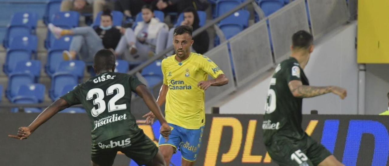 Óscar Clemente conduce el balón ante la oposición de Cissé –32– y Jimmy Giraoudon –15– del Leganés, ayer en el estadio de Gran Canaria. | | JUAN C. CASTRO