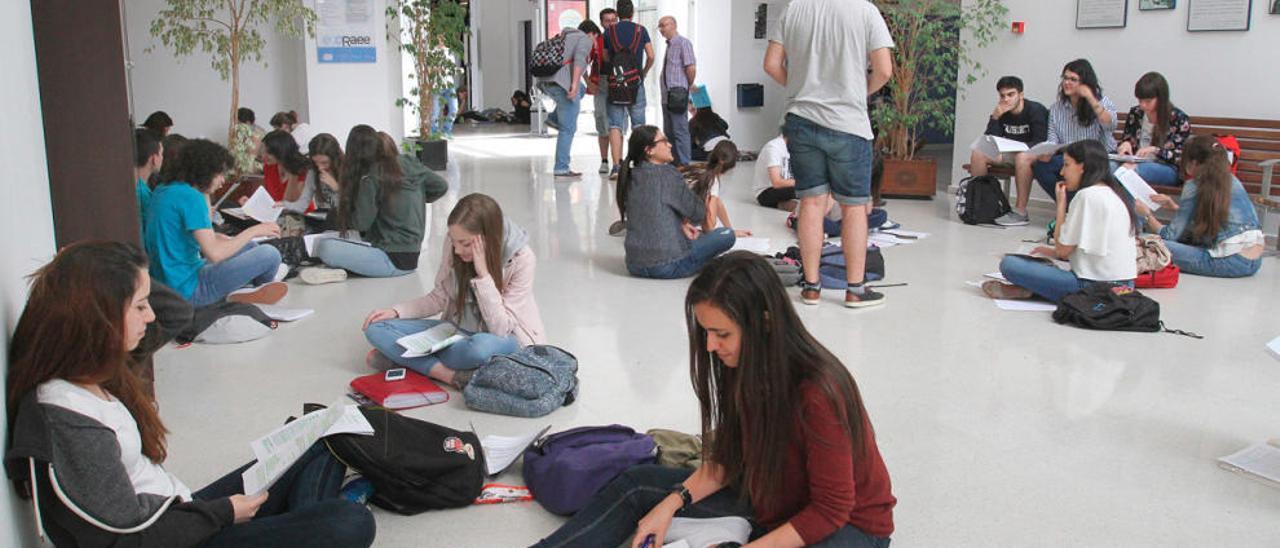 Estudiantes repasando   en los pasillos del Campus de Ourense. // Iñaki Osorio