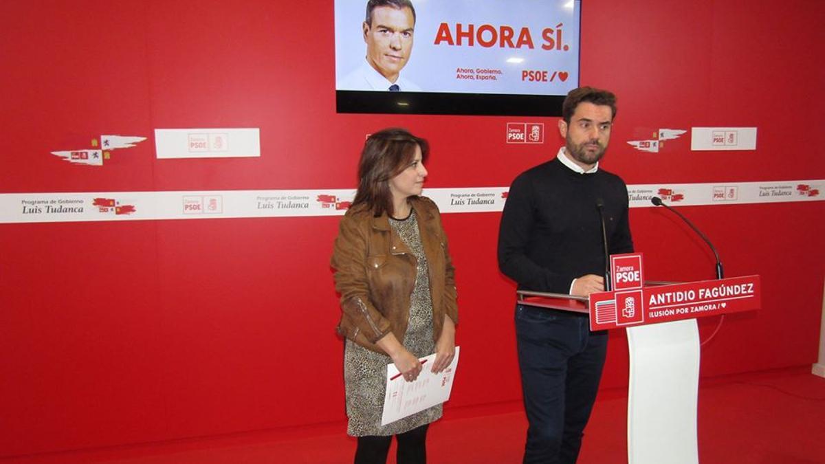 La vicesecretaria general del PSOE, Adriana Lastra, con Antidio Fagúndez en la sede del PSOE de Zamora