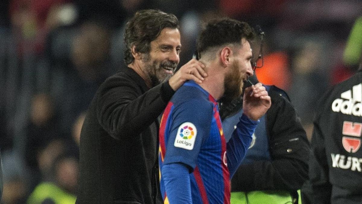 Quique Sanchez Flores conversa con Messi  al termino del encuentro  de liga entre el FC Barcelona y el Espanyol.