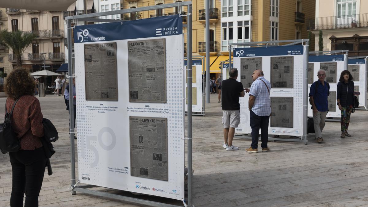 Varios ciudadanos observan algunas de las portadas, ayer.