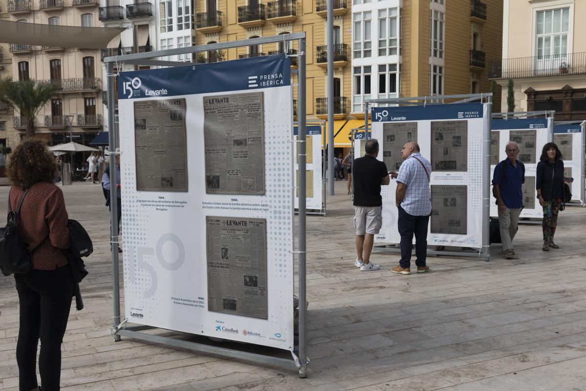 Varios ciudadanos observan algunas de las portadas, ayer.