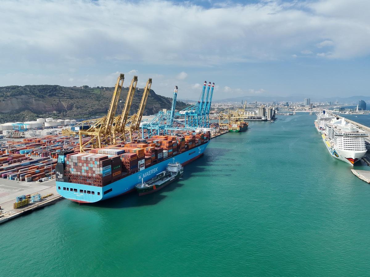 Momento de la carga con bioetanol de Repsol en el Port de Barcelona de un portacontenedores de Maersk.