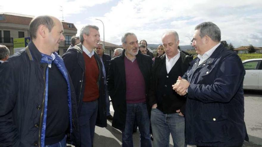 Louzán y Alfonso Rueda con Cores Tourís, Gonzalo Durán y Luis Aragunde antes del acto en la casa de cultura de Ribadumia. // Noé Parga