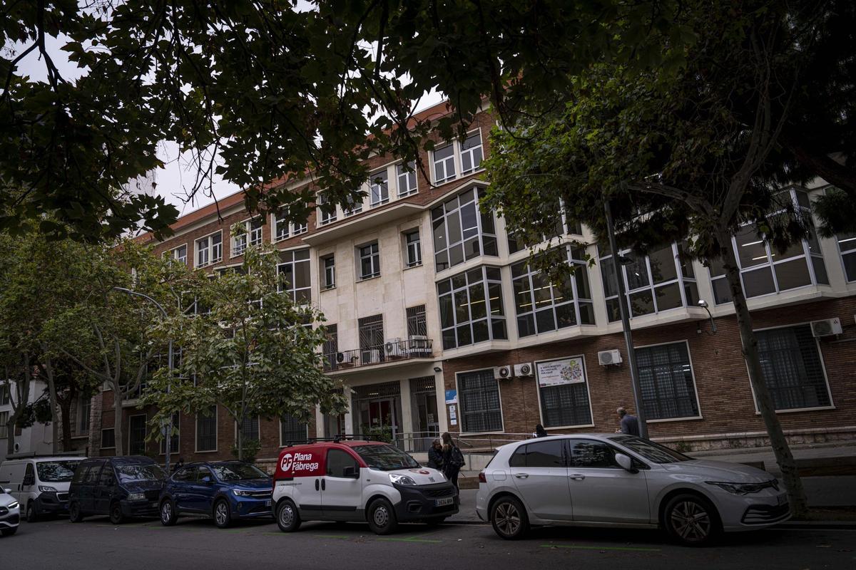 El Institut Sants, entre lo retro y lo ruinoso: crónica visual de un centro que envejece sin cuidados