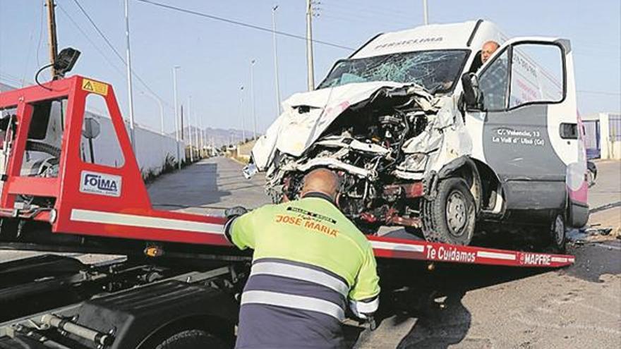 Tres heridos en un choque entre dos vehículos a las afueras de Castelló