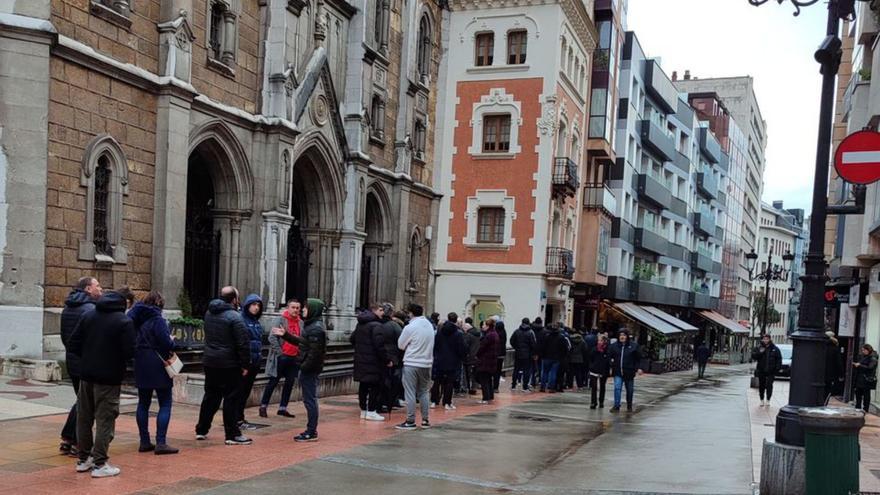 Largas colas de aficionados ayer en la calle Caveda para comprar las entradas del partido del Oviedo el sábado en Ferrol. | J. A .C.