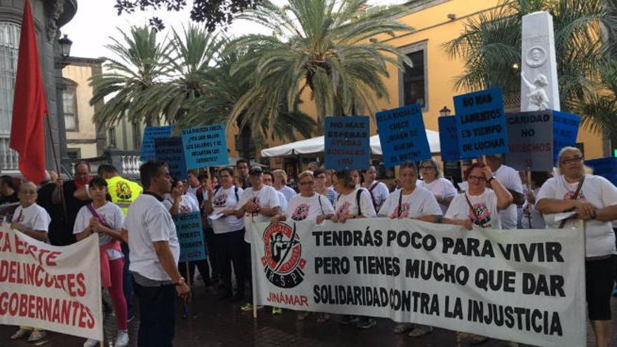 Un instante de la concentración, ayer, en la plaza de las Ranas.