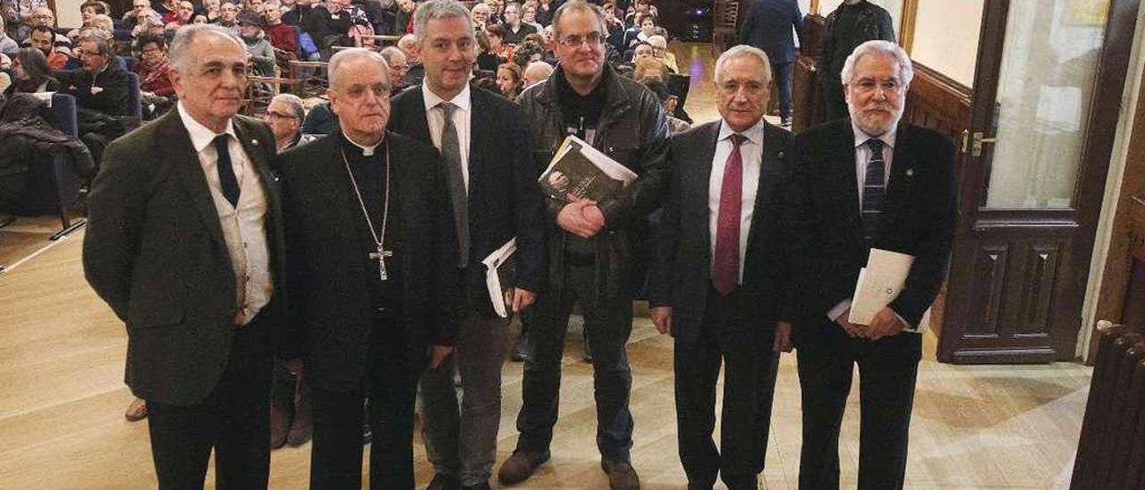 Nuevo trabajo de investigación   |  El Salón Noble del Liceo ha acogido la presentación del libro Manuel Vidal, un presbítero ilustrado de Maceda, de Santiago Prol. Contó con la participación del director de Academia Postal, Francisco Nóvoa; el obispo de Ourense, Leonardo Lemos; el presidente de Cosaga, José Ignacio Vidal López; el secretario xeral de Política Lingüística, Valentín García Gómez; y el presidente del Parlamento galego, Miguel Santalices Vieira, además del autor (en el centro de la imagen).