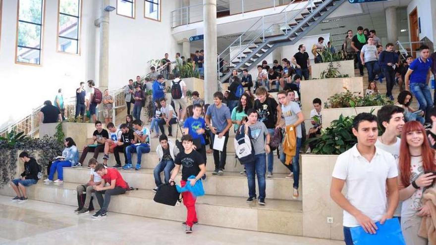 Estudiantes en la facultad de Ingeniería de Telecomunicaciones. // Duvi