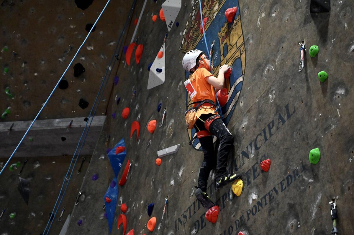 Un competidor escala el rocódromo.