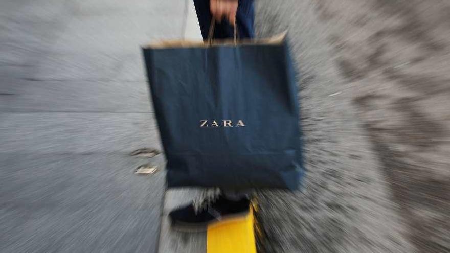 Una bolsa de ropa de Zara, primera marca de Inditex.