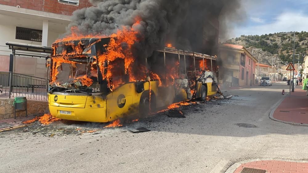 Arde por completo un autobús en Ricote