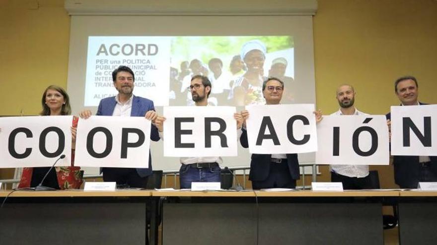 El bipartito de Alicante &quot;vende&quot; igualdad y los fondos de cooperación para lograr el apoyo de Vox a los presupuestos