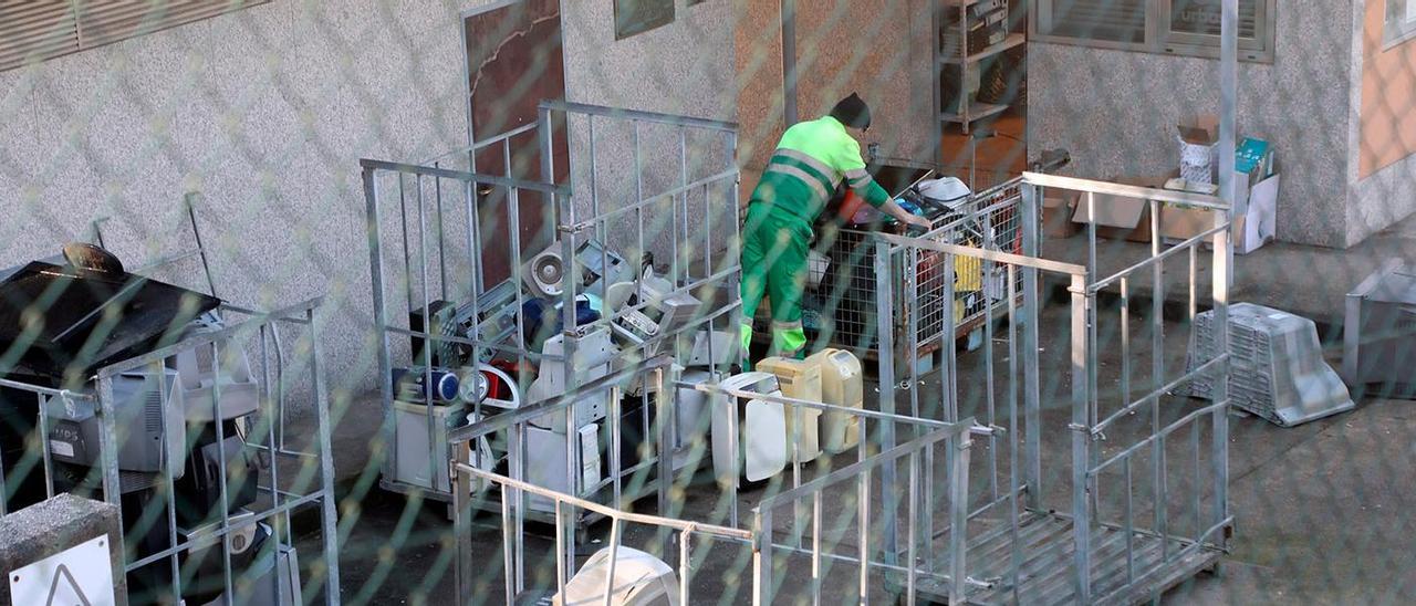 Recepción de material eléctrico y electrodomésticos en la planta del punto limpio de Santiago