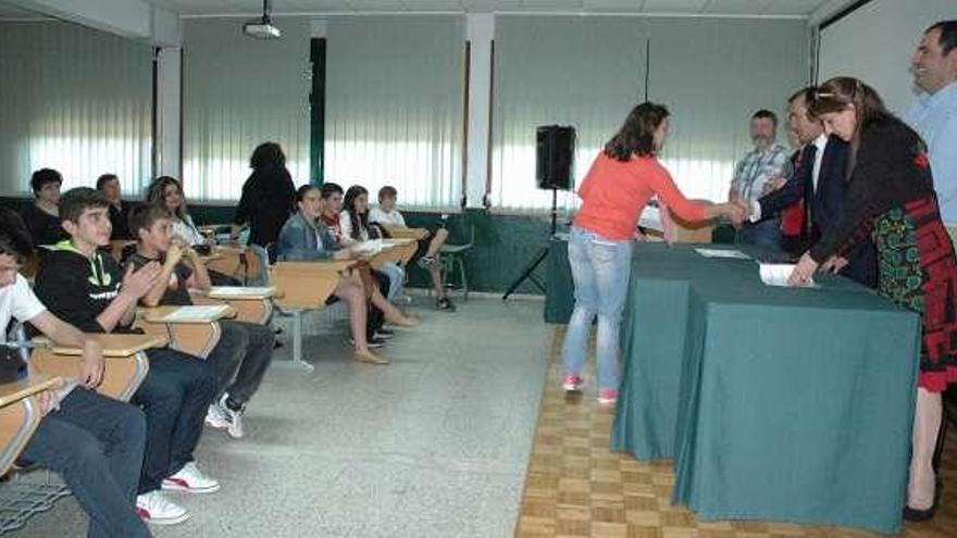 Un momento de la entraga de diplomas en el centro educativo. // D.P.