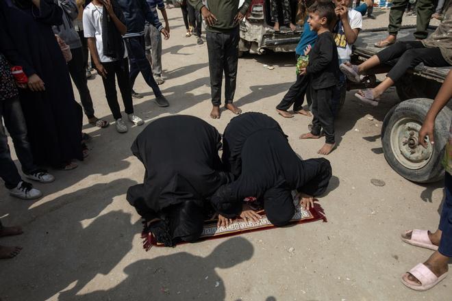 GAZA (---), 09/10/2025.- Internally displaced Palestinians celebrate the announcement of a ceasefire agreement between Hamas and Israel in Khan Younis, southern Gaza Strip, 09 October 2025. US President Donald Trump announced that Israel and Hamas have agreed to the first phase of a Gaza peace plan. The deal involves the release of Israeli hostages and Palestinian prisoners, the withdrawal of Israeli forces, and the delivery of humanitarian aid to Gaza. EFE/EPA/HAITHAM IMAD