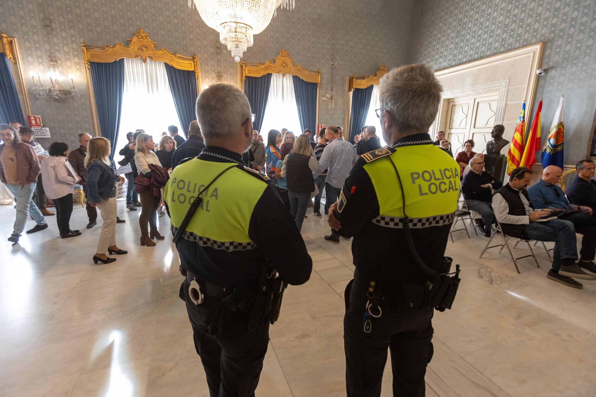 Doble protesta contra Barcala en el pleno de Alicante, de la izquierda por no frenar a Vox y de los funcionarios