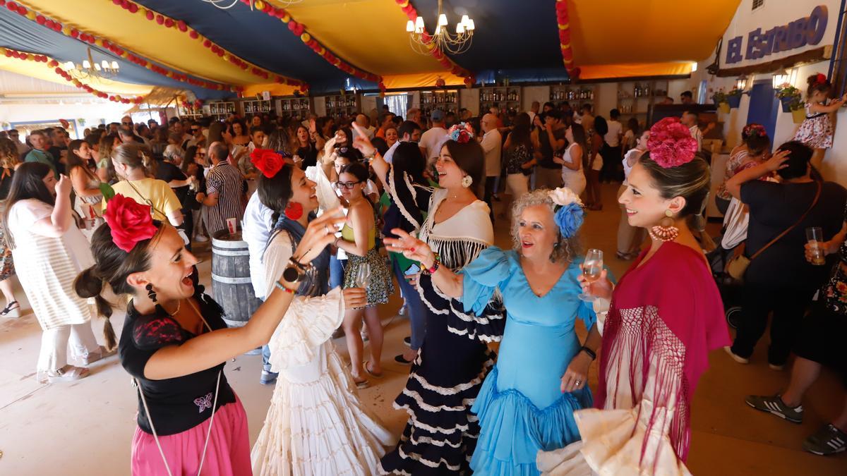 La caseta de la Peña Amigos de las Matildes (El Estribo) fue fundada en los 70 por trabajadores de Telefónica y pasó del Paseo de La Victoria al Arenal en el año 94.