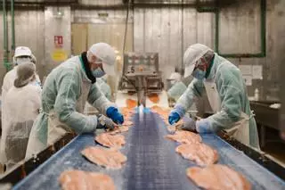 El salmón ahumado de Ahumados Domínguez nace en Alcorcón, donde cada pieza pasa por un proceso artesanal de selección, curación y ahumado