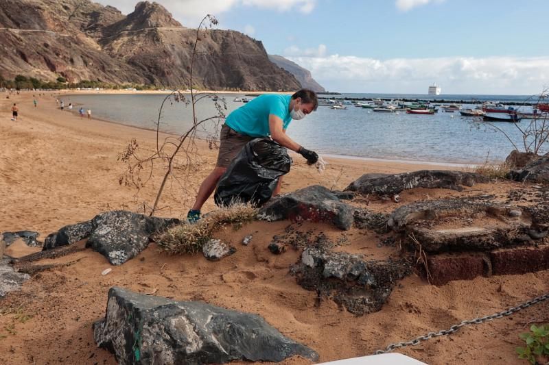 Acción de limpieza terrestre y marina en la playa de Las Teresitas