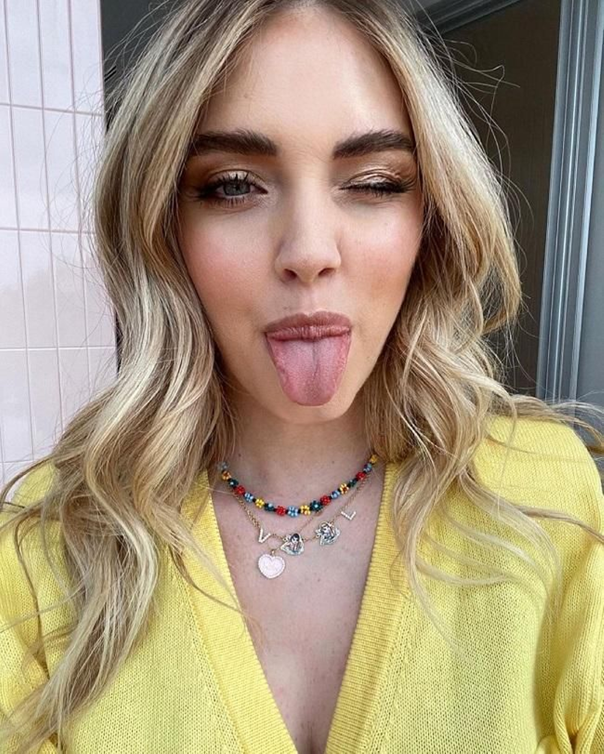 Chiara Ferragni combina el collar con las iniciales de sus hijos con otras joyas