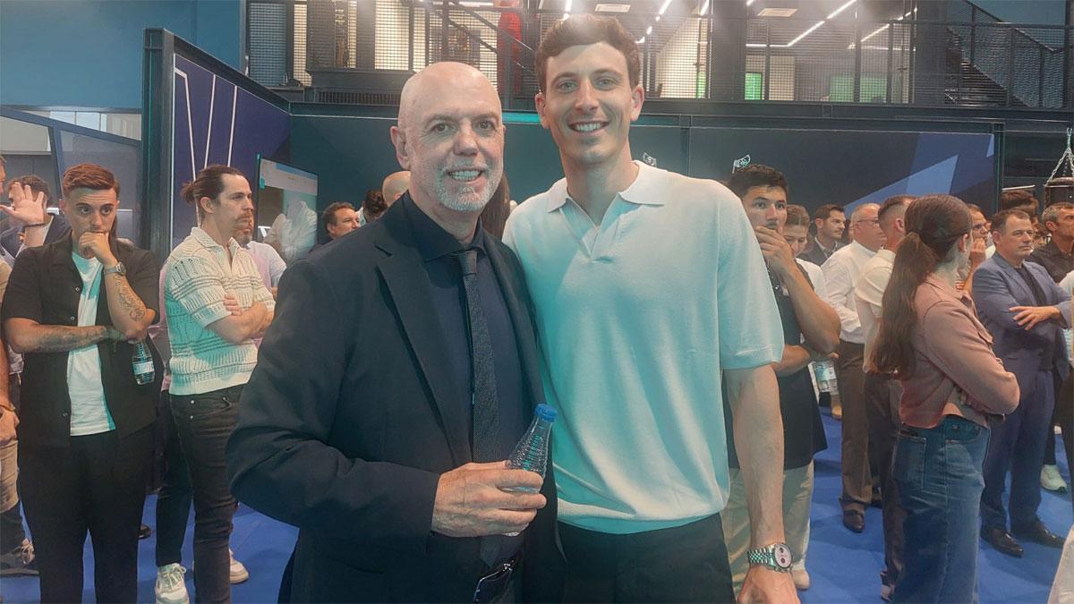 Vicente Forés, fundador de Interstar Deporte, con Pau Torres, futbolista del Aston Villa