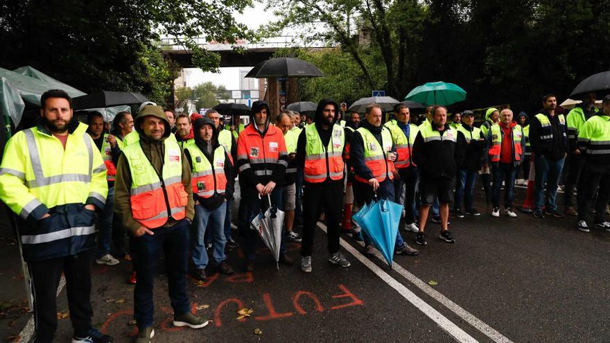 Trabajadores de Saint-Gobain Cristalería este lunes en la puerta de la fábrica de La Maruca. | Mara Villamuza