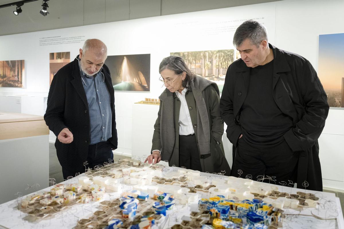 Los arquitectos Rafael Aranda (d), Carme Pigem (c) y Ramon Vilalta (i), del despacho de arquitectura RCR, ganador del Pritzker en 2017, durante la presentación de la exposición denominada 'RCR Arquitectes. Raíces y alas. Un viaje de los inicios a la actualidad'. EFE/David Borrat