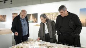 Los arquitectos Rafael Aranda (d), Carme Pigem (c) y Ramon Vilalta (i), del despacho de arquitectura RCR, ganador del Pritzker en 2017, durante la presentación de la exposición denominada RCR Arquitectes. Raíces y alas. Un viaje de los inicios a la actualidad. EFE/David Borrat