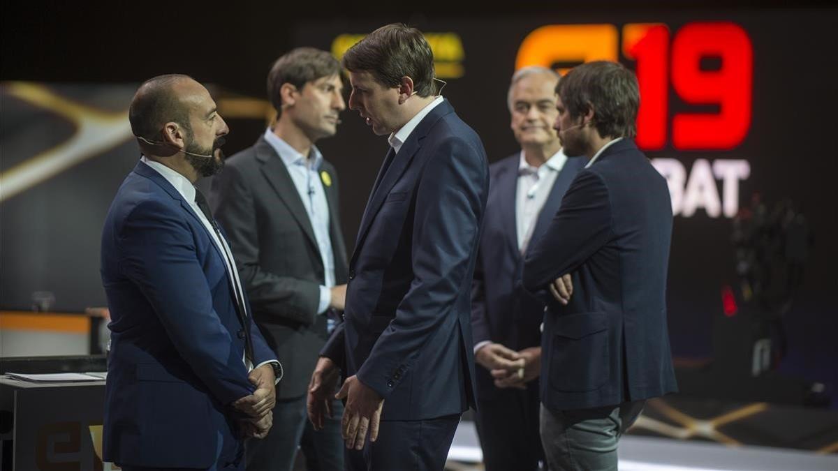 Los candidatos a las elecciones europeas, conversan antes de iniciar el debate, en el estudio de TV3.