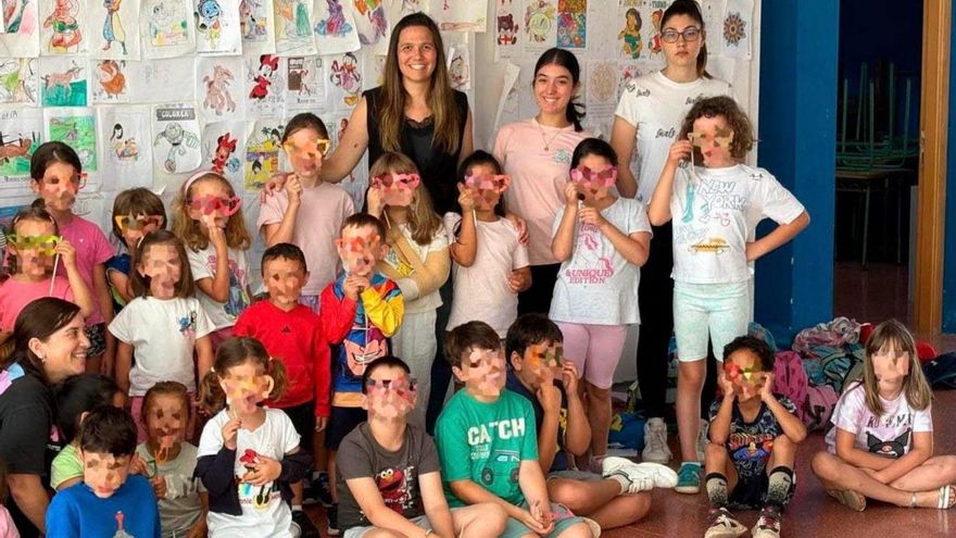 El campamento estival de Forcarei llena de animación Soutelo de Montes.
El VI Campamento de Verano del Concello de Forcarei está cosechando un notable éxito en su edición de este año, con una participación quecompletó las 60 plazas disponibles en los dos grupos y generó incluso una lista de espera. La iniciativa, que se desarrolla simultáneamente en Forcarei y en Soutelo de Montes, demuestra una vez más su gran acogida entre las familias del municipio, como opción de conciliación a la vez que ofrece una alternativa de ocio para los más pequeños en los meses de verano.