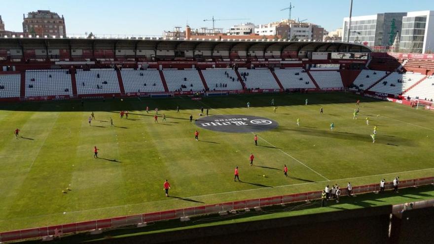 La plantilla del Sporting, calentando en el Carlos Belmonte.