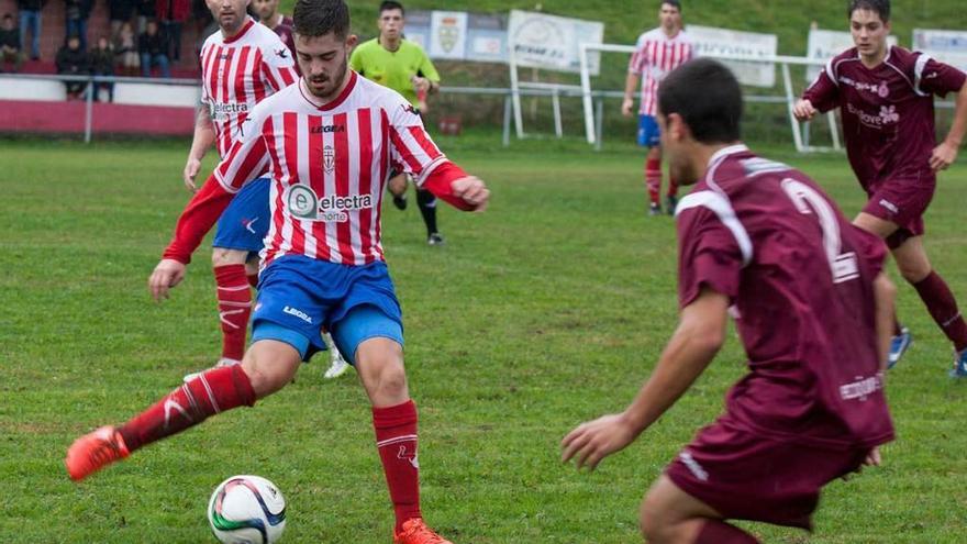 Una jugada del partido de ayer entre el Rayo Carbayín y el Gijón Industrial.