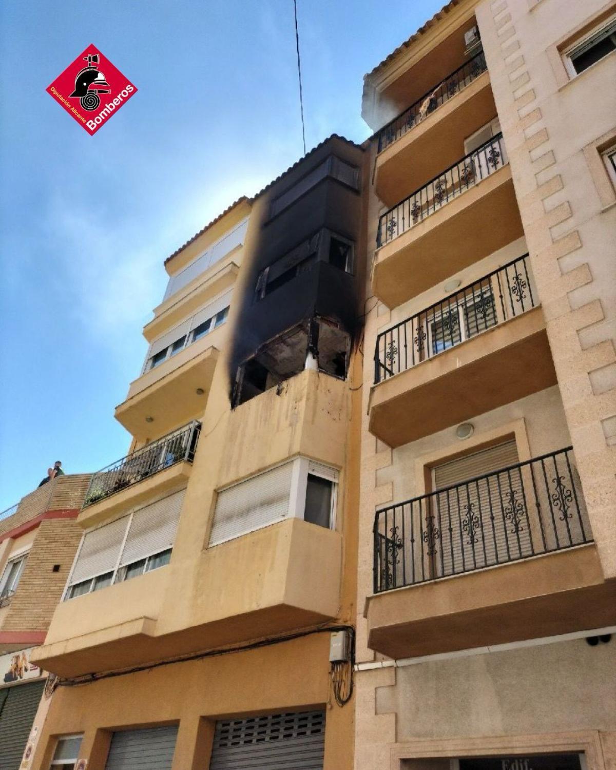 Los bomberos han extinguido las llamas de la vivienda de la calle San Isidro.