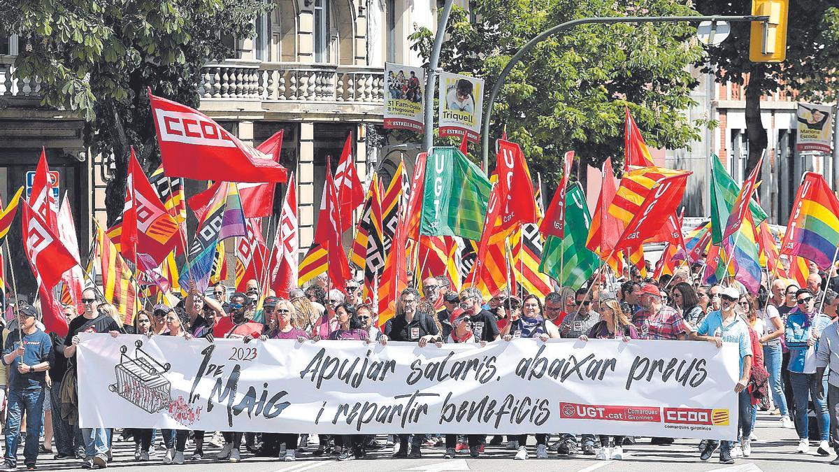 Manifestació de l’1 de maig a Girona  sota el lema «apujar salaris, abaixar preus i repartir beneficis»