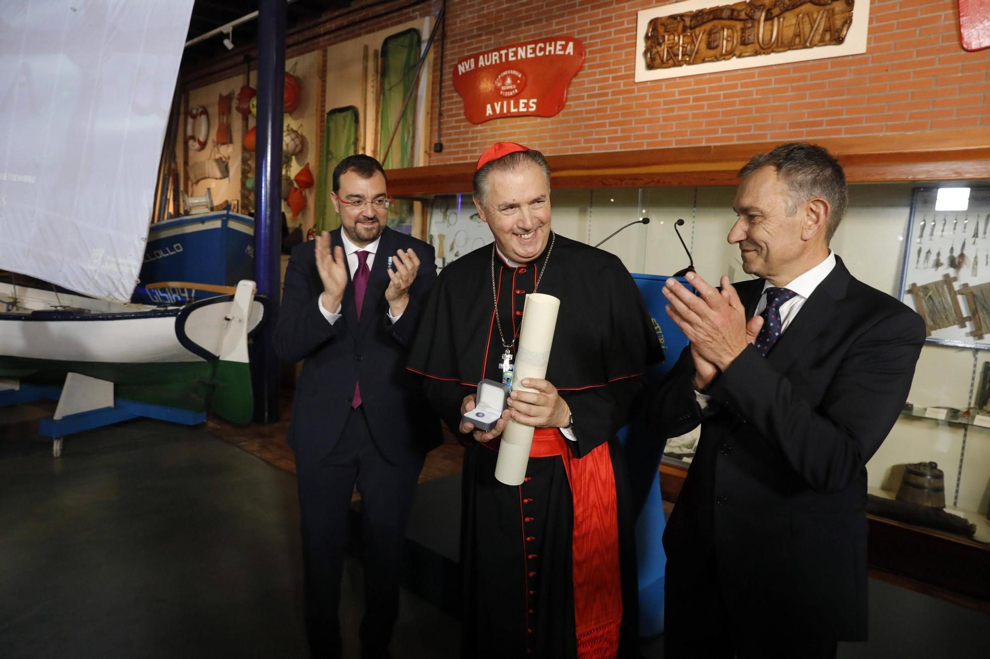 El cardenal Ángel  Fernández Artime recibe el título de Hijo Predilecto de Asturias en Luanco (Gozón)