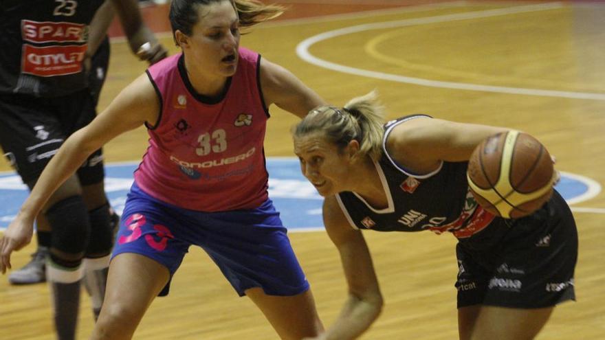 Haley Peters defensant Knezevic a Fontajau