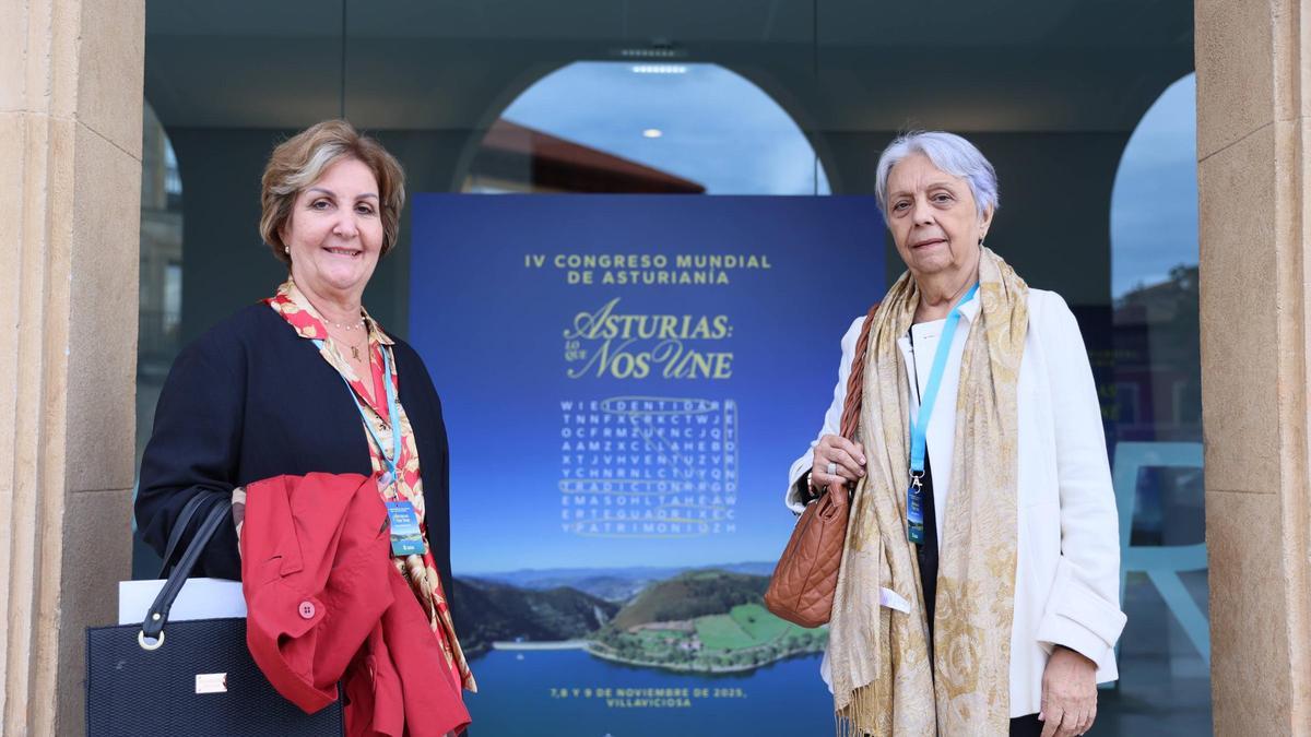 Ana María Suárez Ferrería, a la izquierda, con Adela Sierra, vicepresidenta de la Federación de Asociaciones Asturianas en Cuba, durante el reciente Congreso Mundial de Asturianía, celebrado en Villaviciosa.